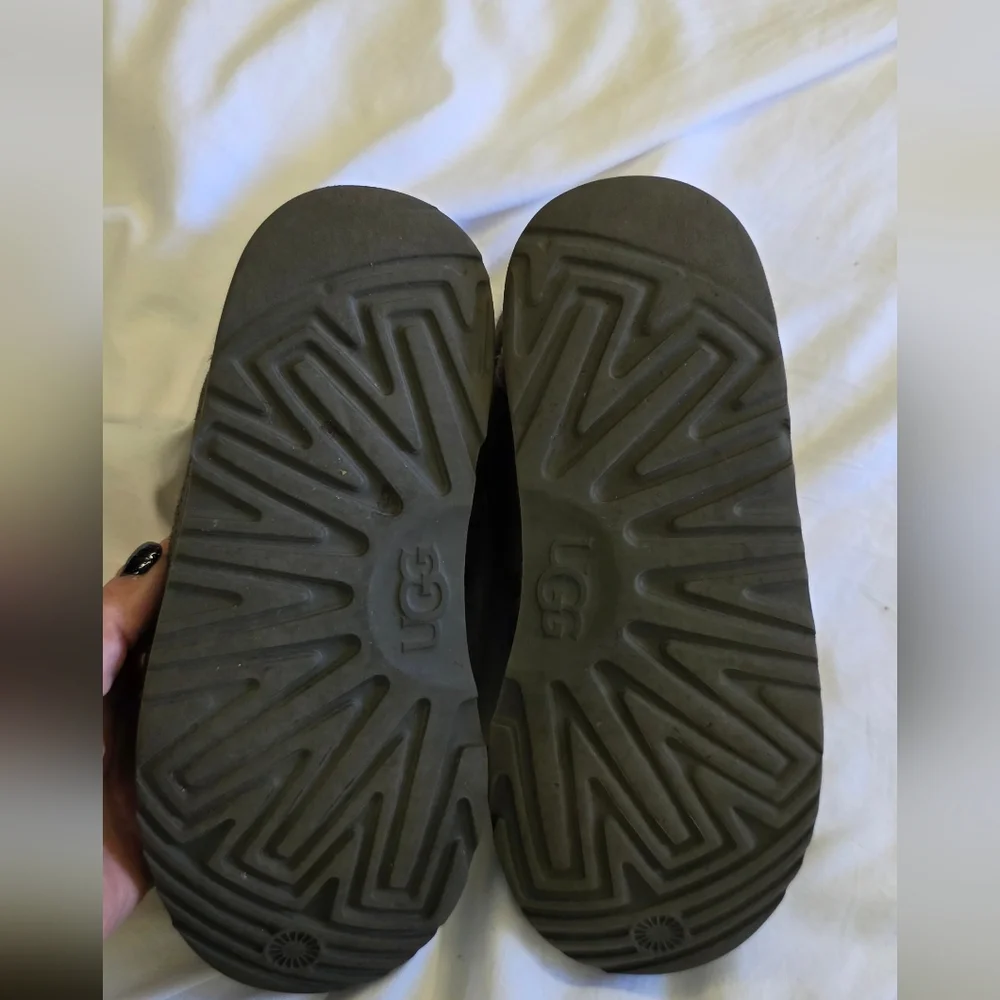 UGG Kids Neumel Boots Gray Suede Size 4 (Fits Women’s 6)